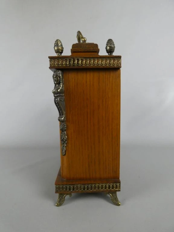 Antieke houten tafelklok met metalen details - foto 4