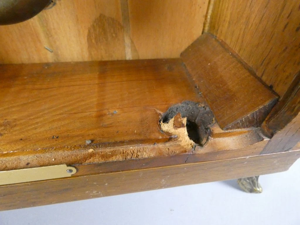Antieke houten tafelklok met metalen details - foto 7