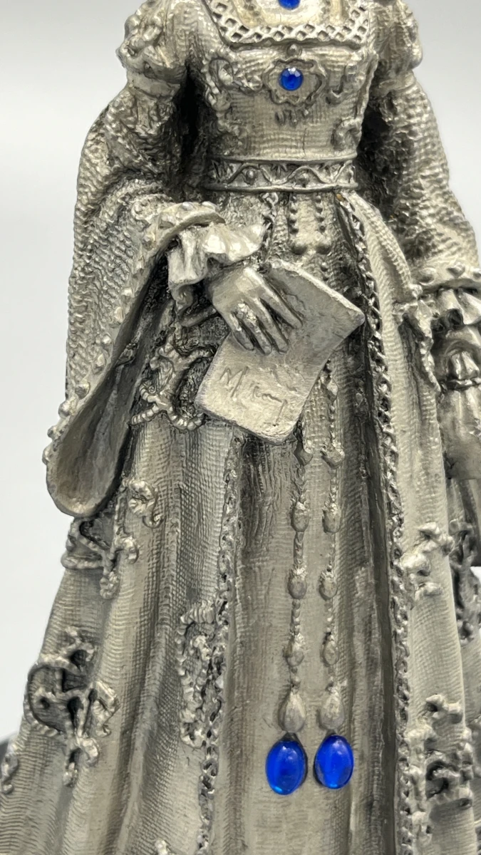 Tinnen beeldje koningin Mary Tudor met blauwe cabochons op sokkel - foto 5