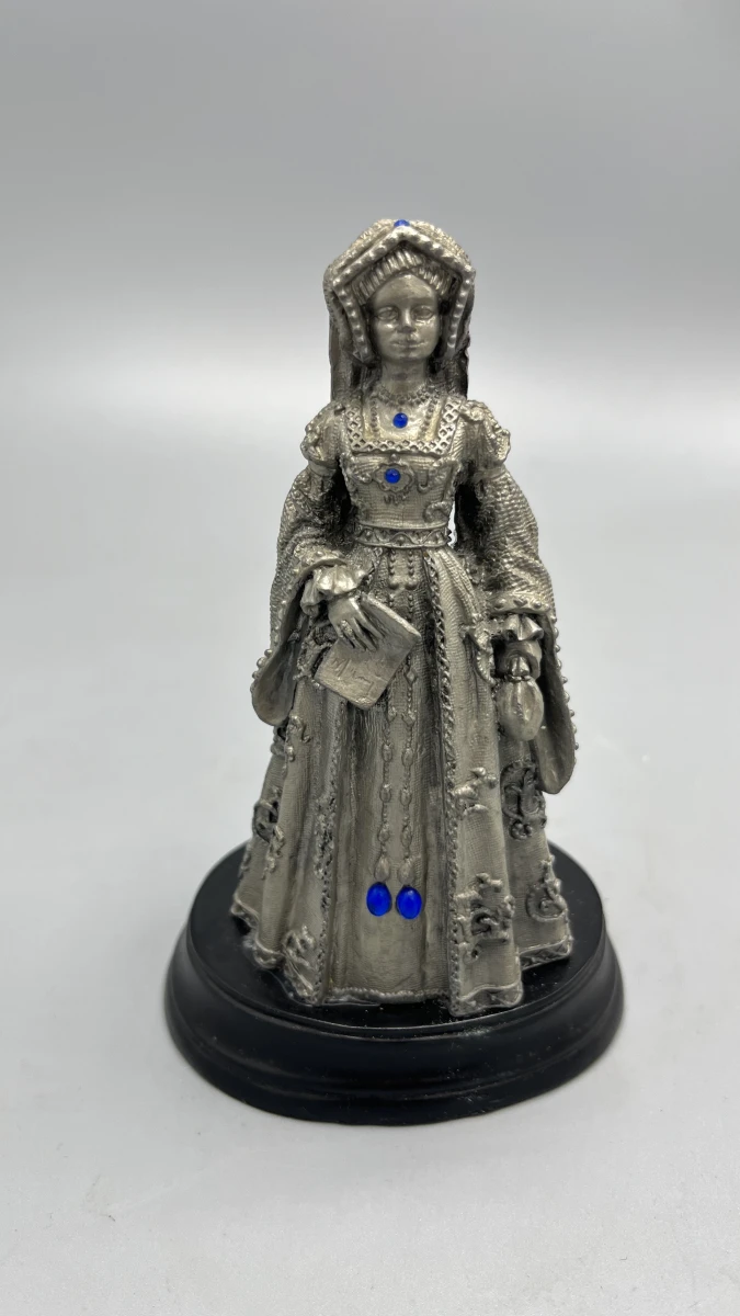 Tinnen beeldje koningin Mary Tudor met blauwe cabochons op sokkel - foto 2