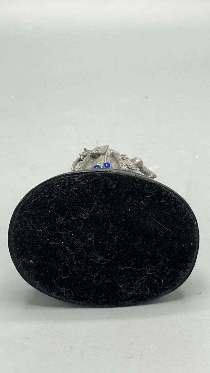 Tinnen beeldje koningin Mary Tudor met blauwe cabochons op sokkel - foto 6