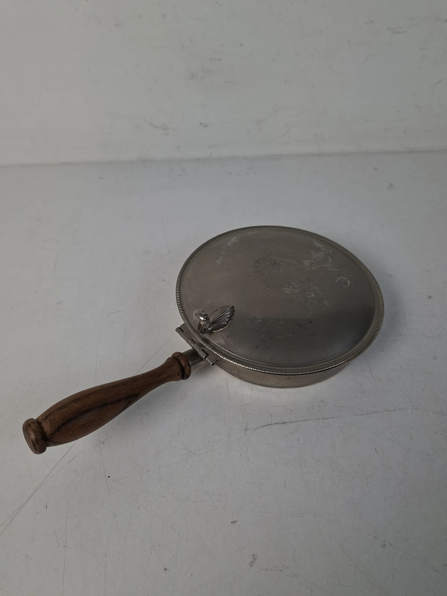 Antieke Verzilverde/Metalen Tafel-Kruimelvanger ("Silent Butler") met Gegraveerd Familiewapen - foto 2