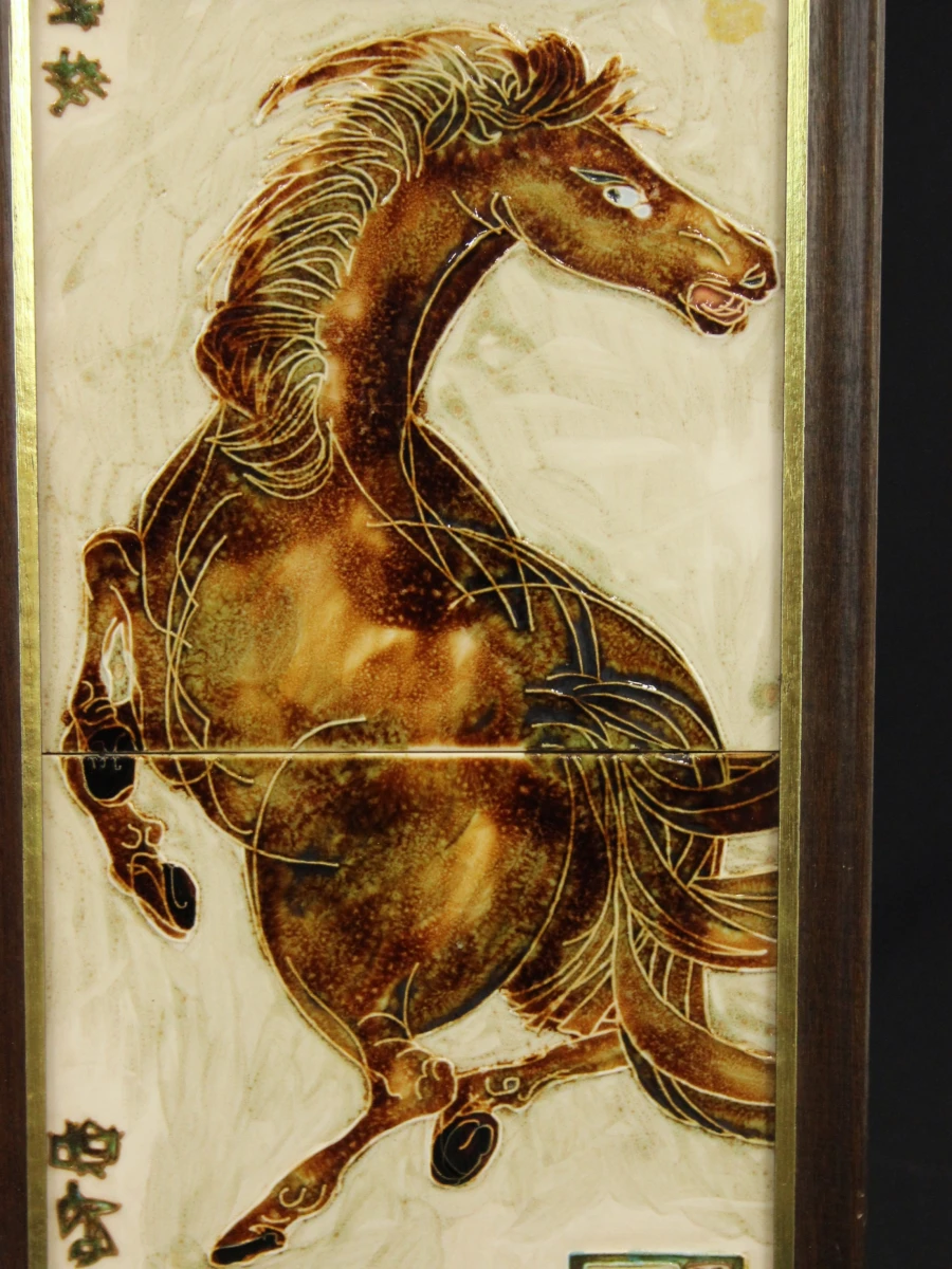 Maw & Co. – handbeschilderd majolicategeltableau met steigerend paard - foto 2