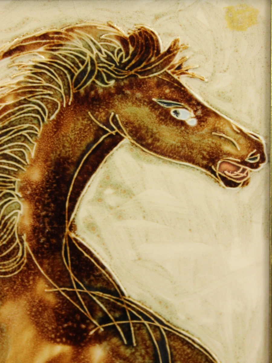 Maw & Co. – handbeschilderd majolicategeltableau met steigerend paard - foto 4