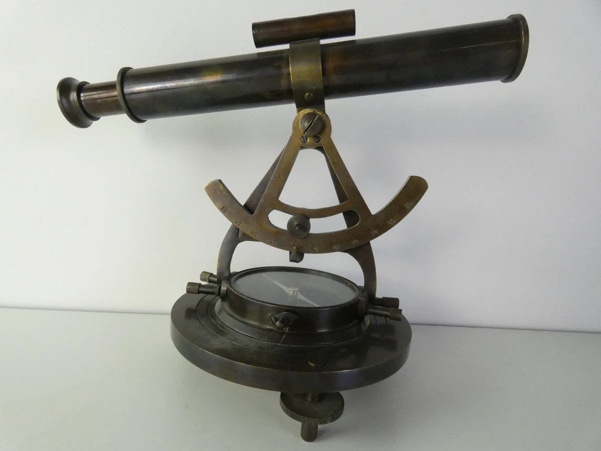 Decoratieve theodoliet met telescoop en kompas - foto 2