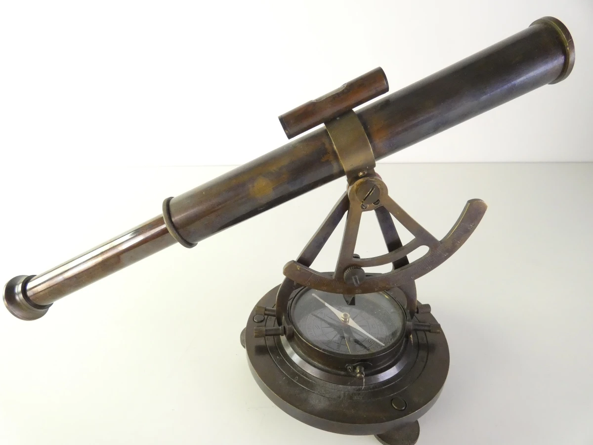 Decoratieve theodoliet met telescoop en kompas - foto 11