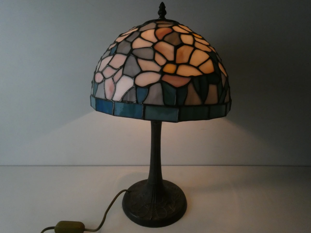 Tiffany stijl tafellamp met gekleurd glas en metalen voet - foto 2