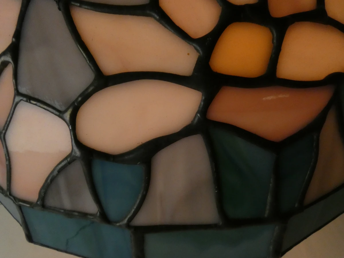 Tiffany stijl tafellamp met gekleurd glas en metalen voet - foto 3