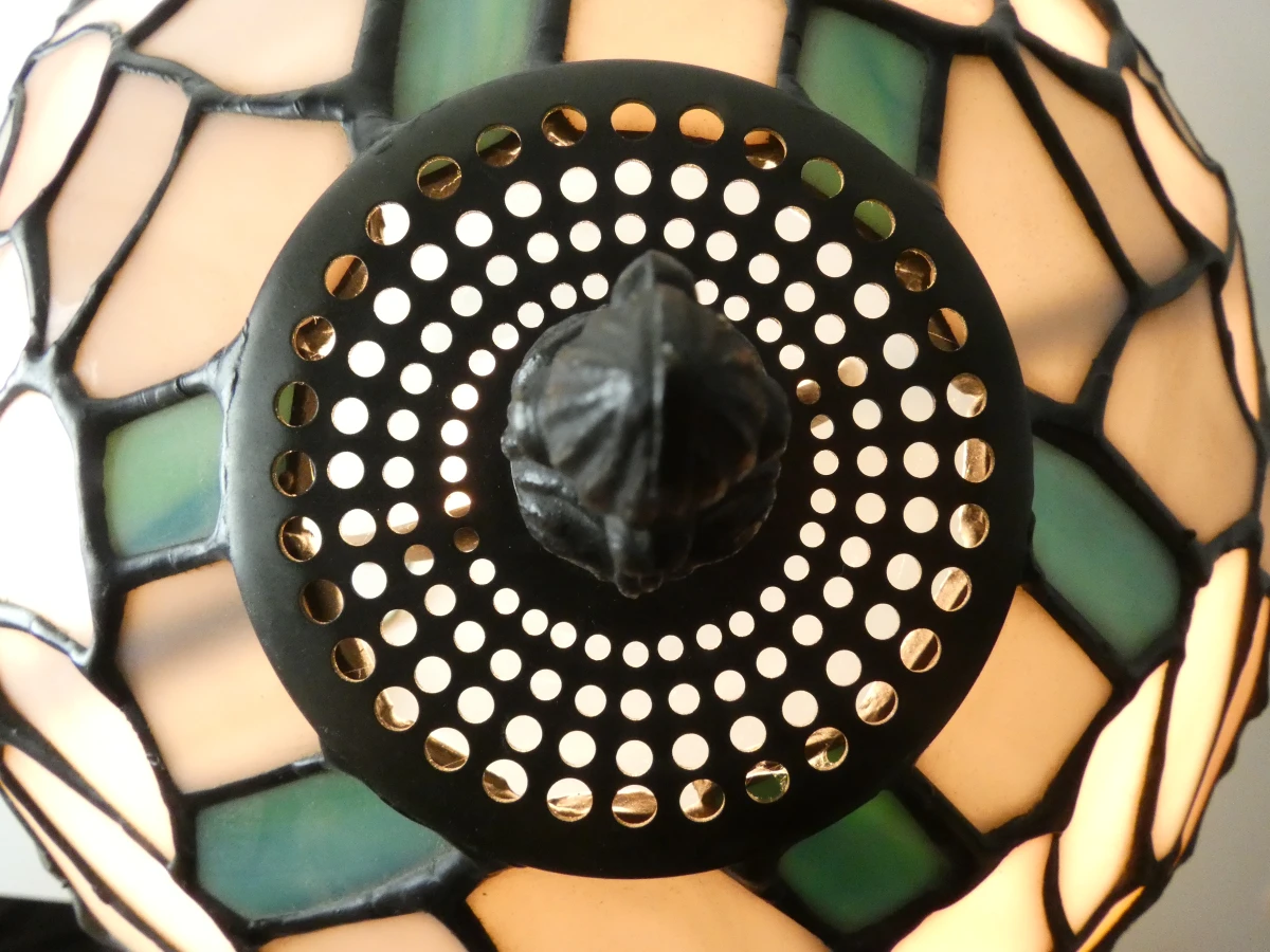 Tiffany stijl tafellamp met gekleurd glas en metalen voet - foto 4