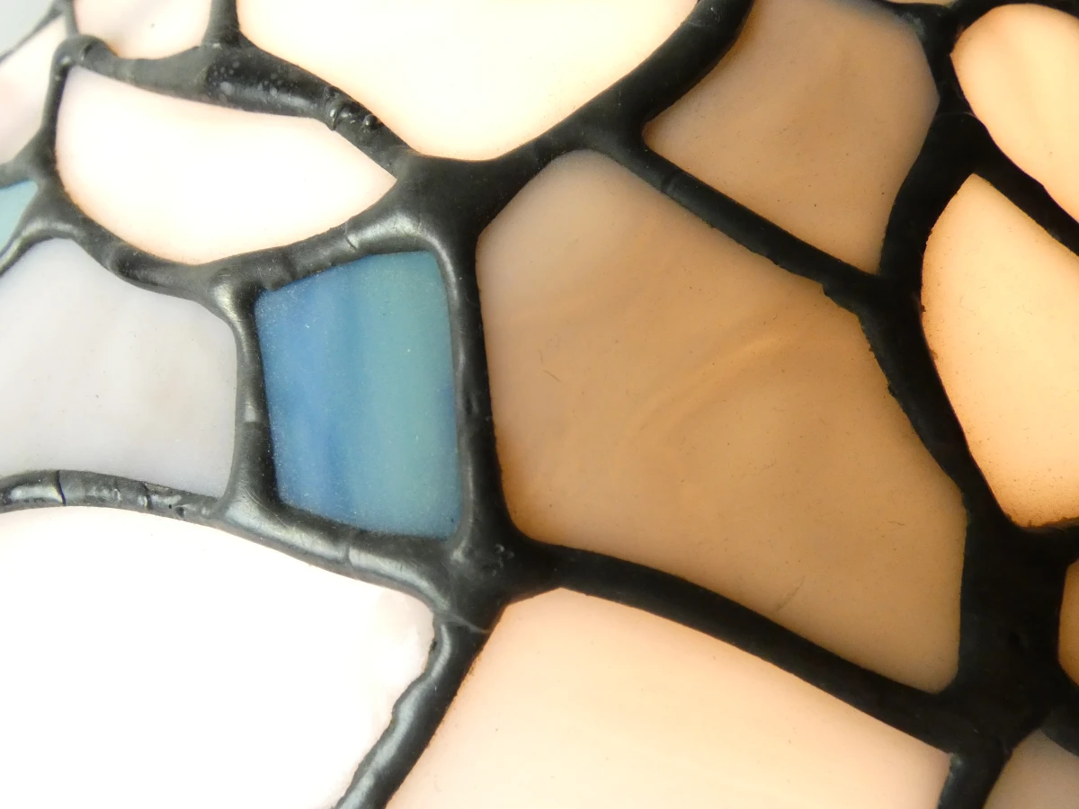 Tiffany stijl tafellamp met gekleurd glas en metalen voet - foto 7
