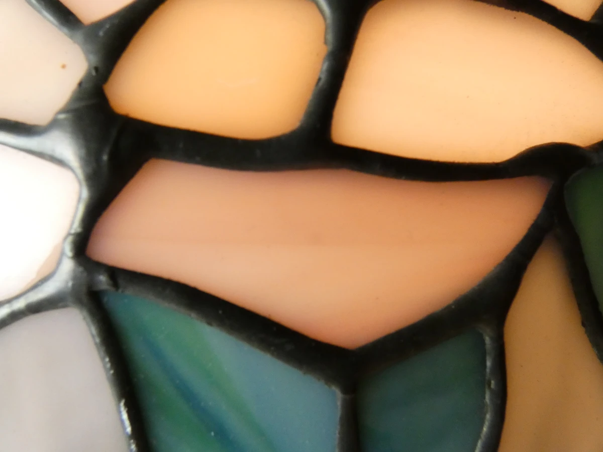 Tiffany stijl tafellamp met gekleurd glas en metalen voet - foto 8