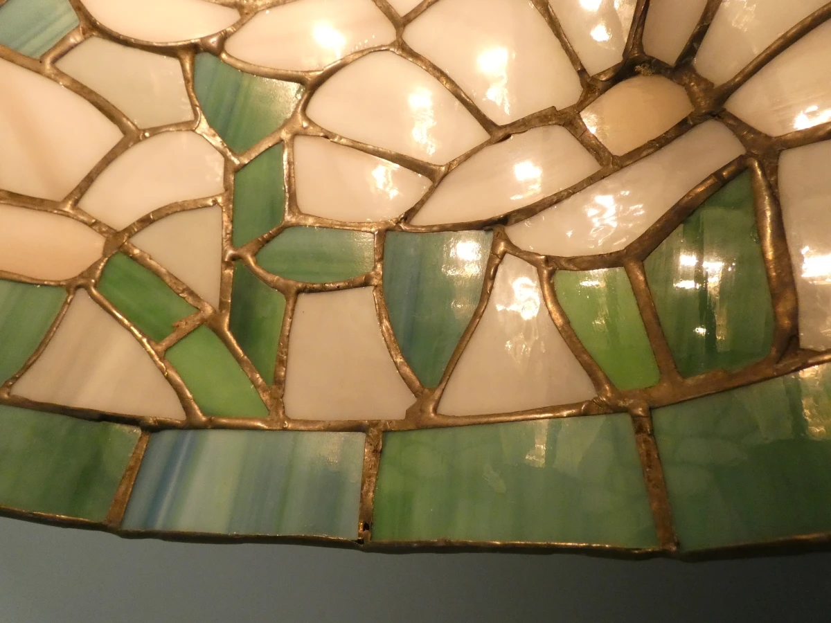 Tiffany stijl tafellamp met gekleurd glas en metalen voet - foto 9