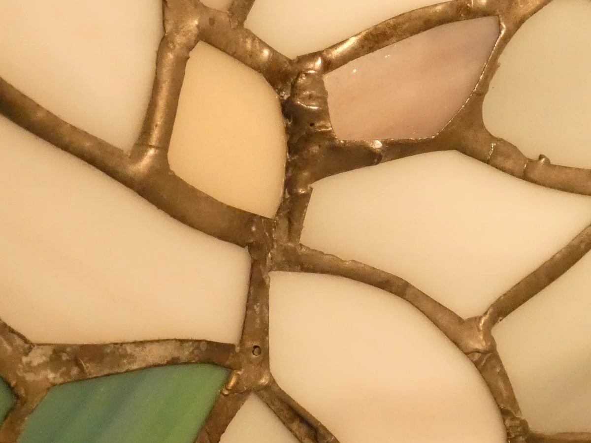 Tiffany stijl tafellamp met gekleurd glas en metalen voet - foto 10