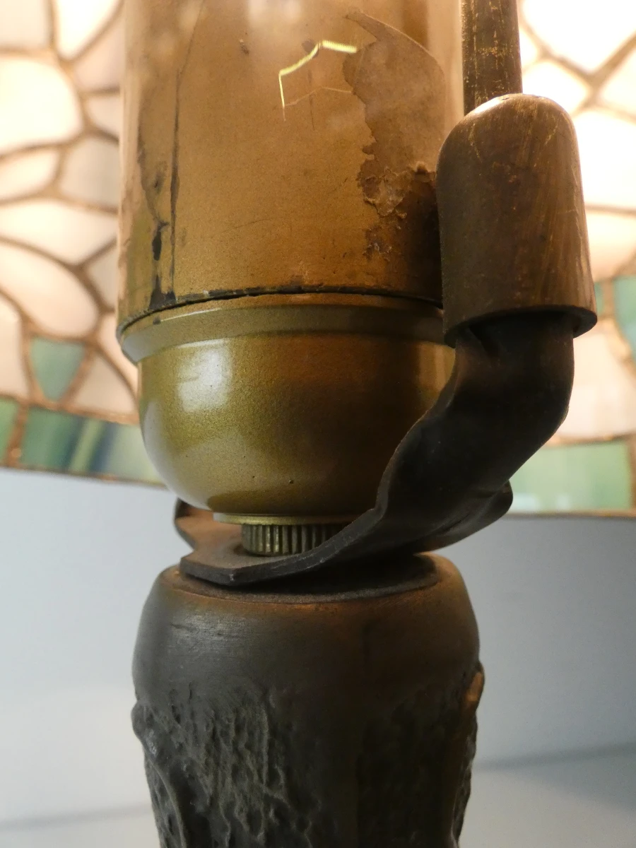 Tiffany stijl tafellamp met gekleurd glas en metalen voet - foto 11