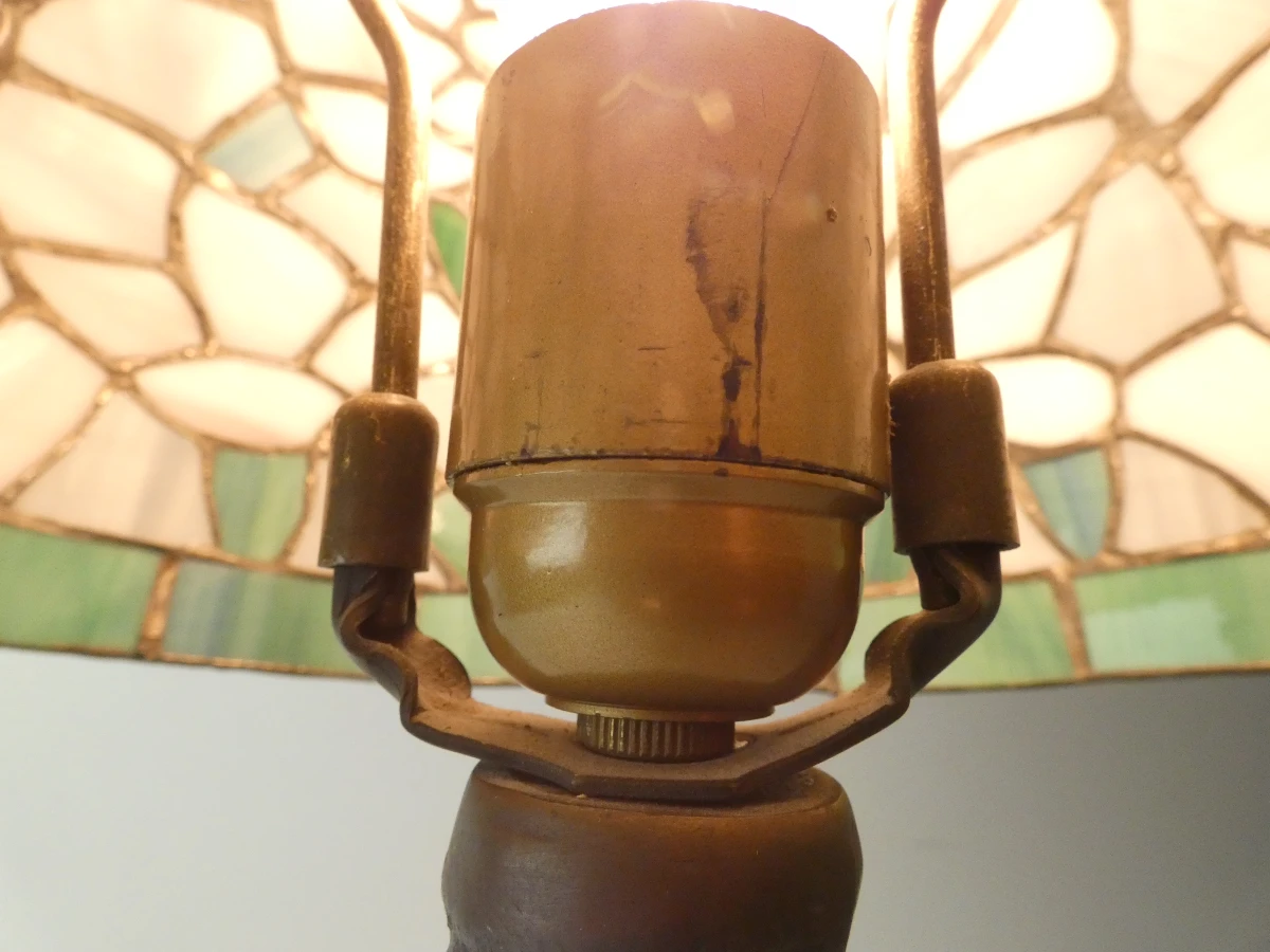 Tiffany stijl tafellamp met gekleurd glas en metalen voet - foto 12