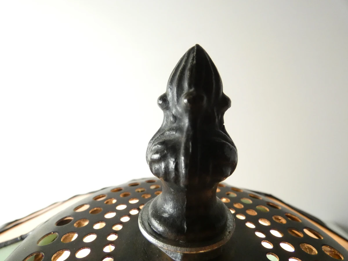Tiffany stijl tafellamp met gekleurd glas en metalen voet - foto 16