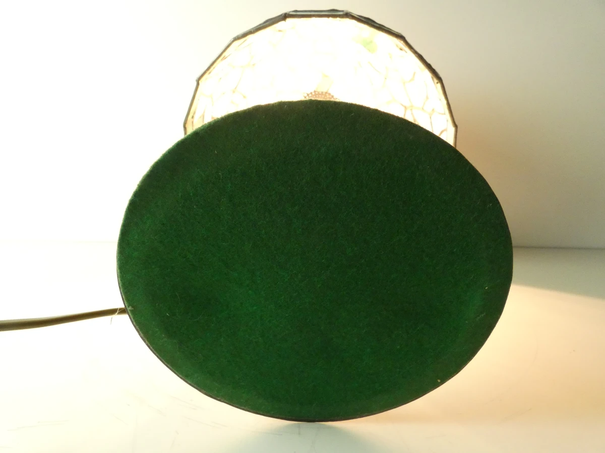 Tiffany stijl tafellamp met gekleurd glas en metalen voet - foto 17