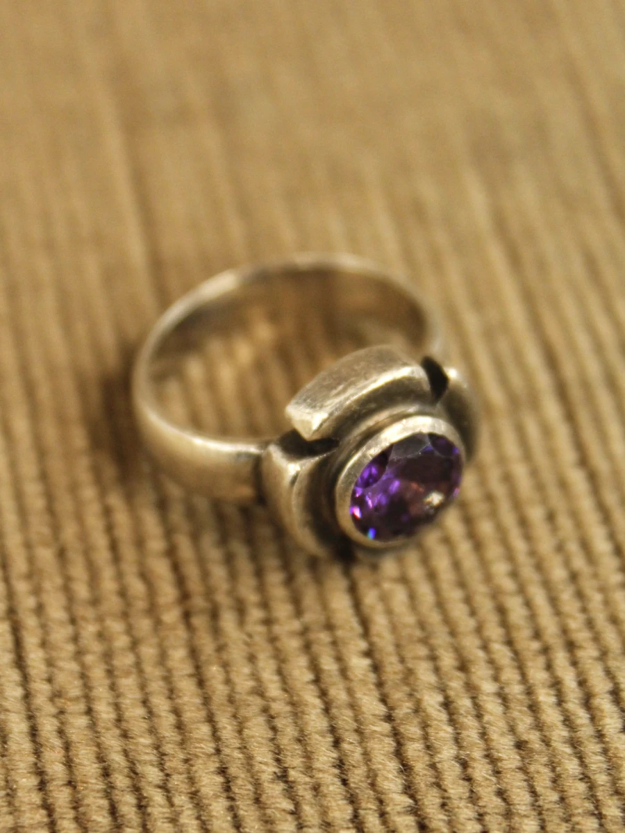Sterling zilveren ring met paarse gefacetteerde steen - foto 2