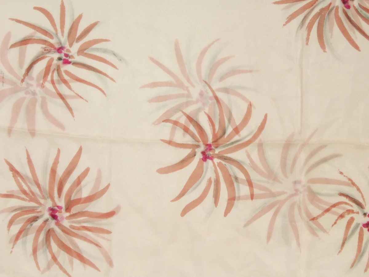 Christian Dior 100% zijden foulard in poederroze met ton sur ton bloemenmotief afgewerkt met grijze accenten - foto 2
