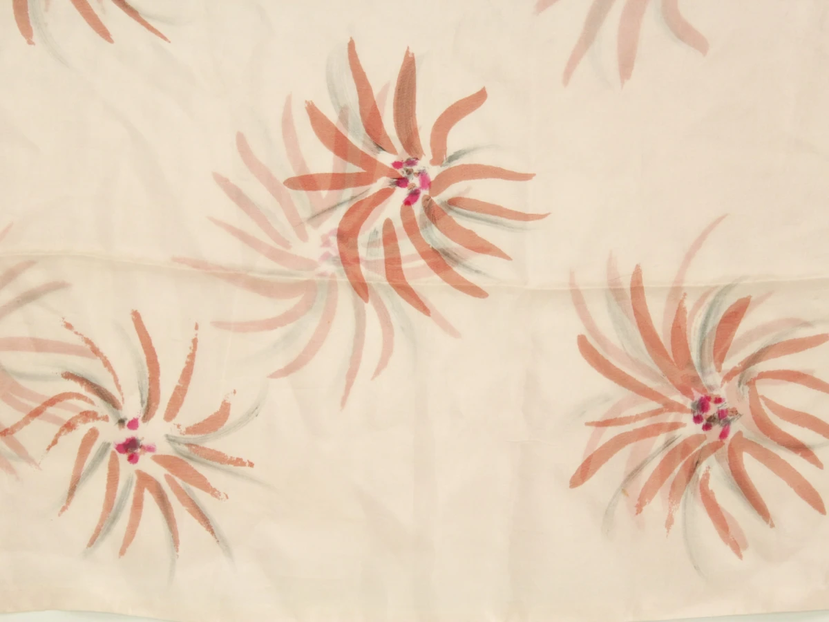 Christian Dior 100% zijden foulard in poederroze met ton sur ton bloemenmotief afgewerkt met grijze accenten - foto 4