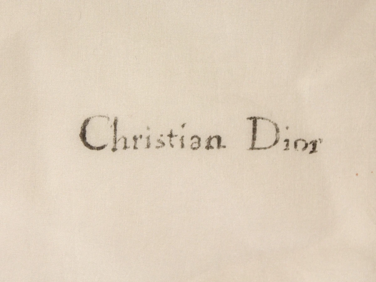 Christian Dior 100% zijden foulard in poederroze met ton sur ton bloemenmotief afgewerkt met grijze accenten - foto 3
