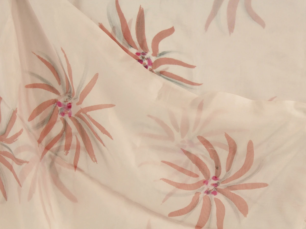 Christian Dior 100% zijden foulard in poederroze met ton sur ton bloemenmotief afgewerkt met grijze accenten - foto 5