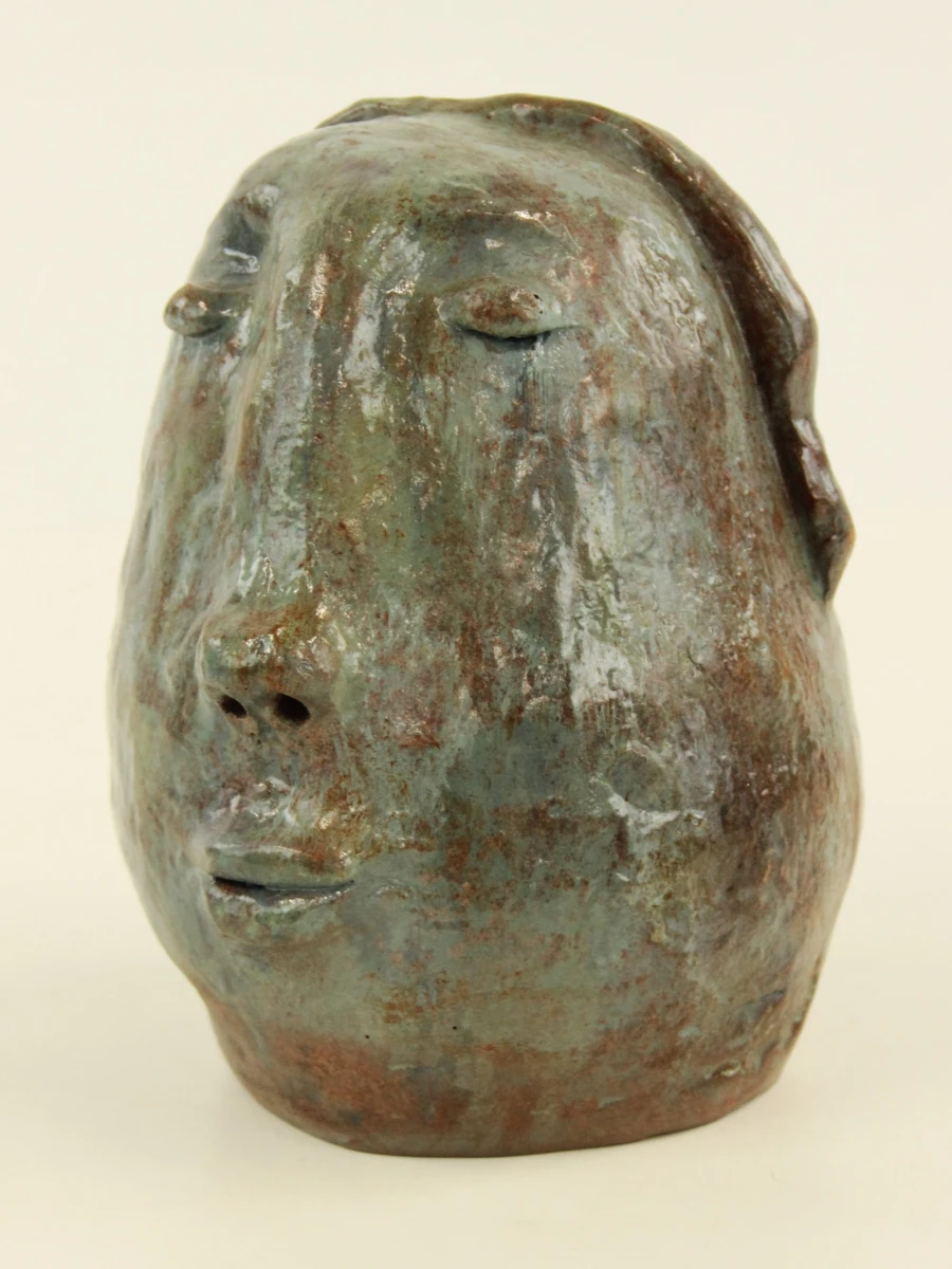 Expressief geglazuurd terracotta hoofd in groen- en bruintinten - foto 2