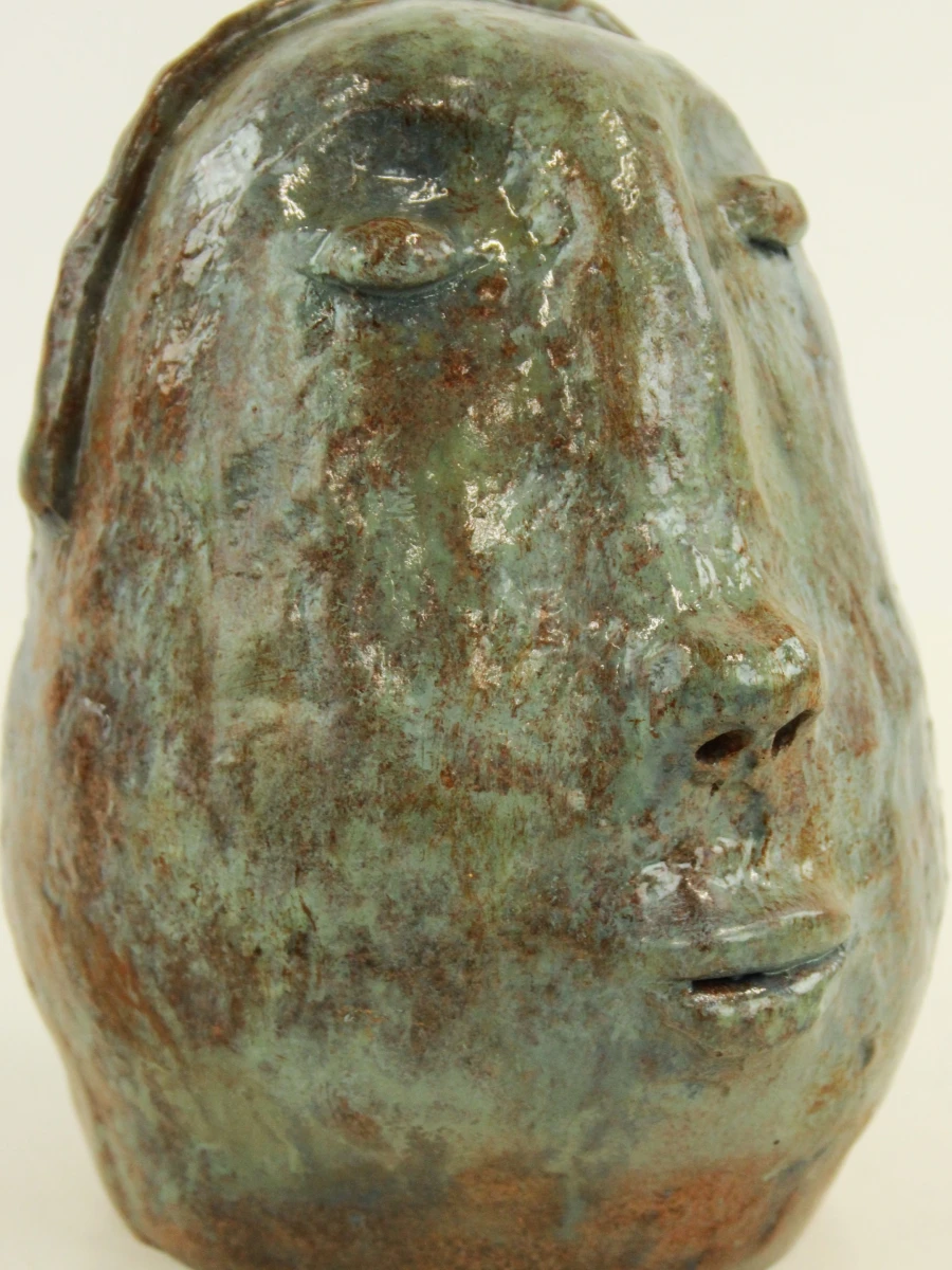 Expressief geglazuurd terracotta hoofd in groen- en bruintinten - foto 6