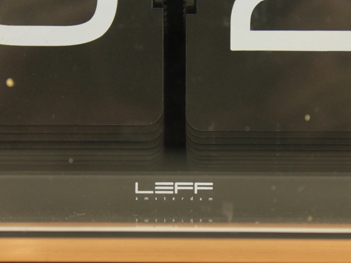 LEFF Amsterdam flipklok in roodkoperkleurige uitvoering - retro design - foto 3