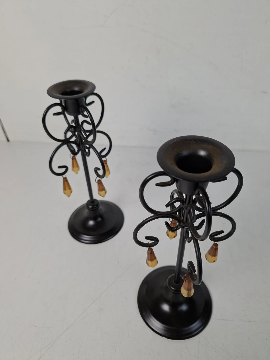 2 metalen kandelaren met oranje sierhangers - foto 2
