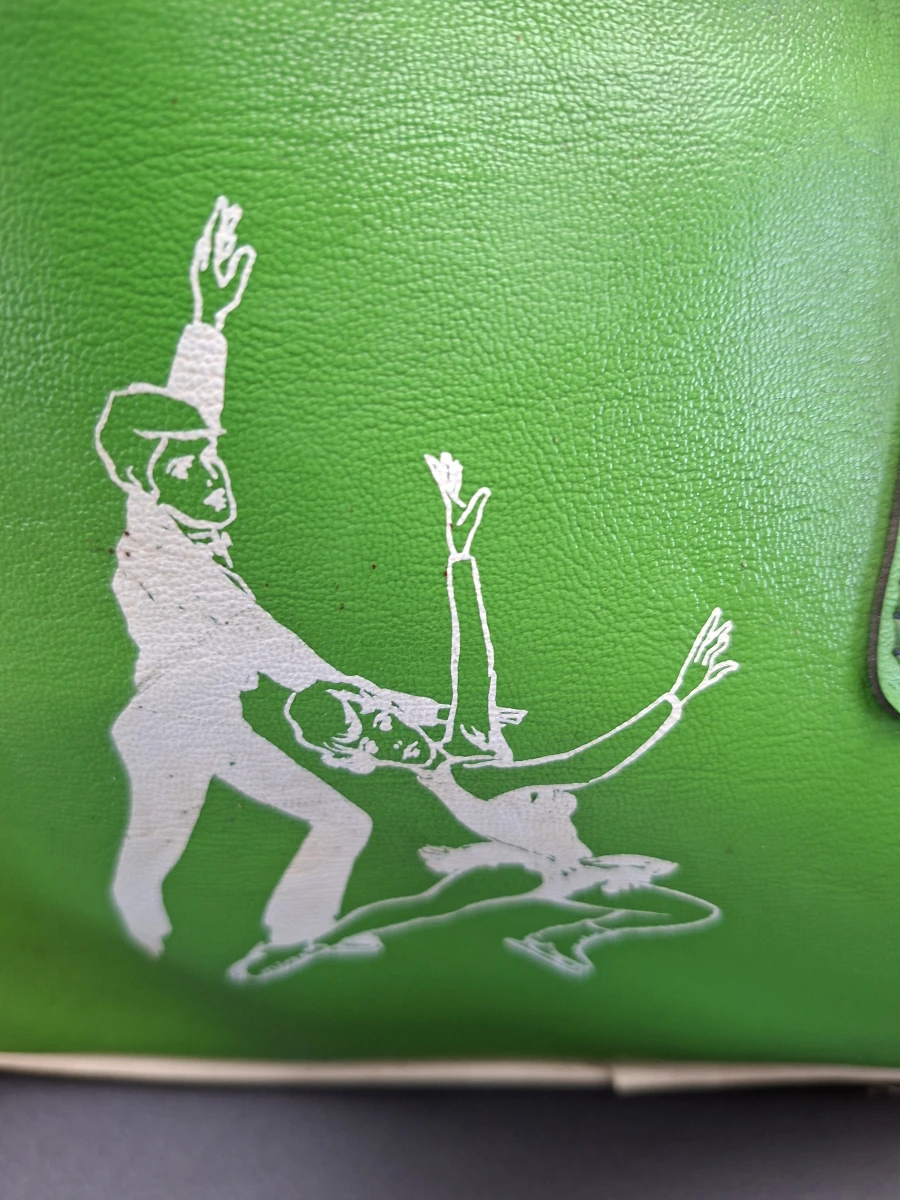 Groene 70ies sporttas met kunstschaatsen - foto 5