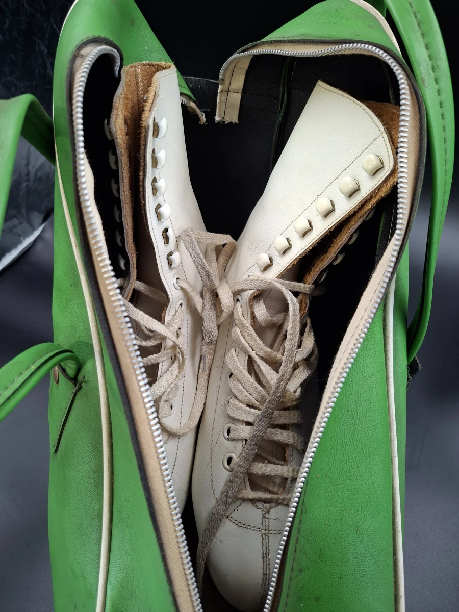 Groene 70ies sporttas met kunstschaatsen - foto 2