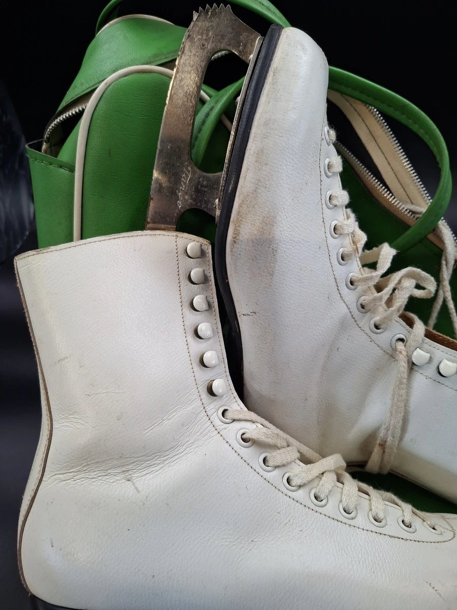 Groene 70ies sporttas met kunstschaatsen - foto 3