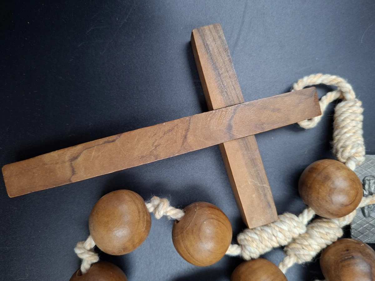 Grote houten rozenkrans met kruis en metalen medaille - foto 3