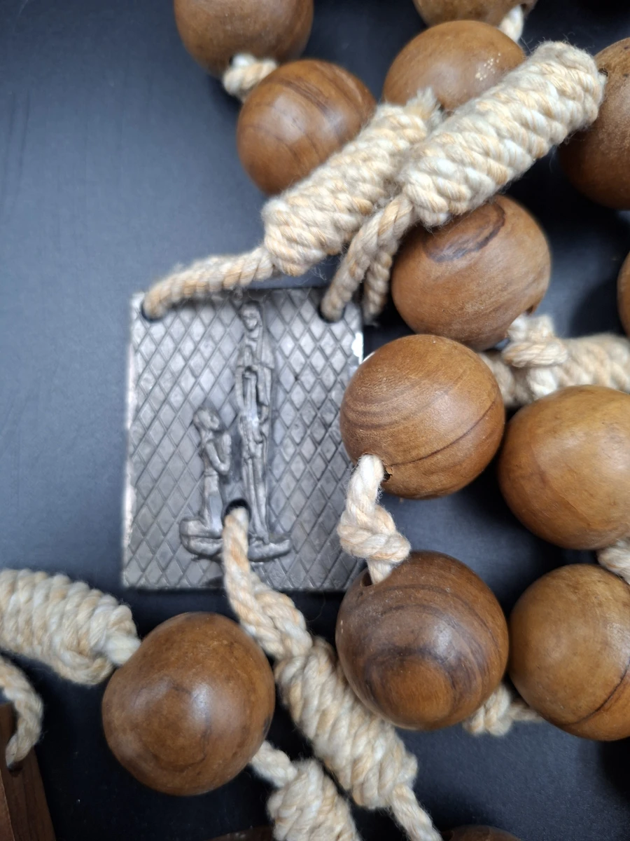 Grote houten rozenkrans met kruis en metalen medaille - foto 2