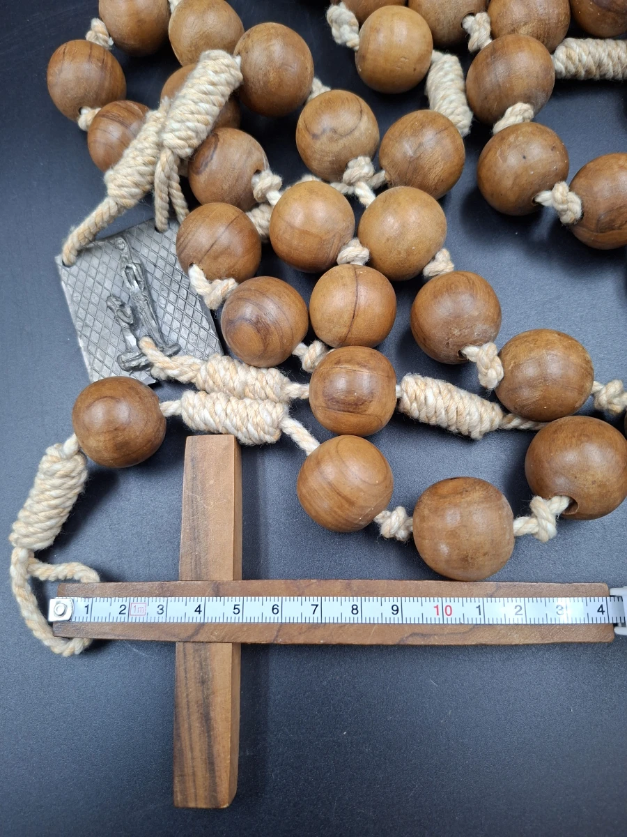 Grote houten rozenkrans met kruis en metalen medaille - foto 4