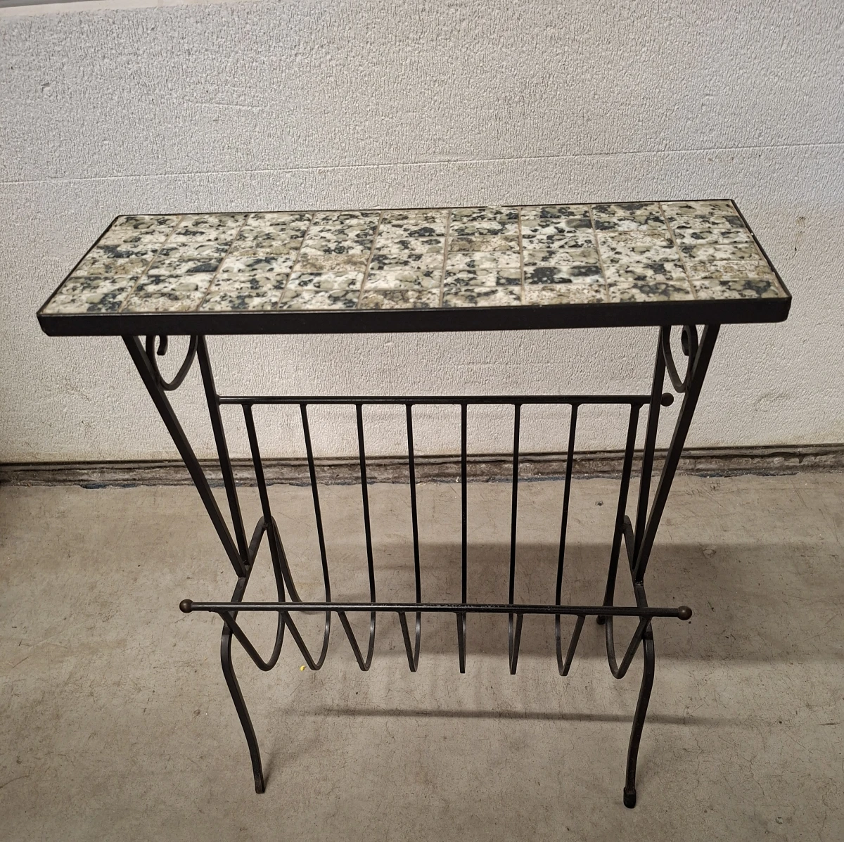 Mid-century bijzettafel met mozaiek tegelblad en geïntegreerde tijdschriftenhouder - foto 2
