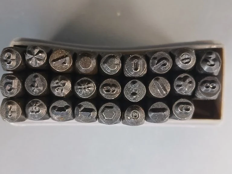 Set metalen stempels met letters en cijfers - foto 4