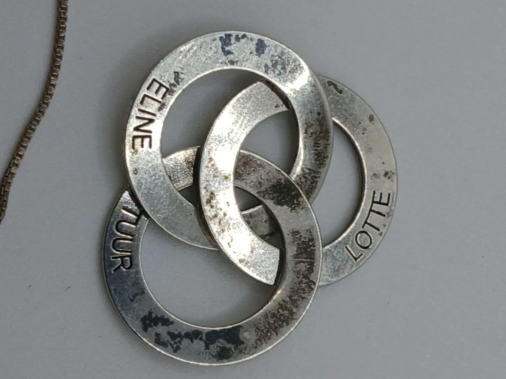 Zilveren ketting met drie verbonden ringen - foto 4