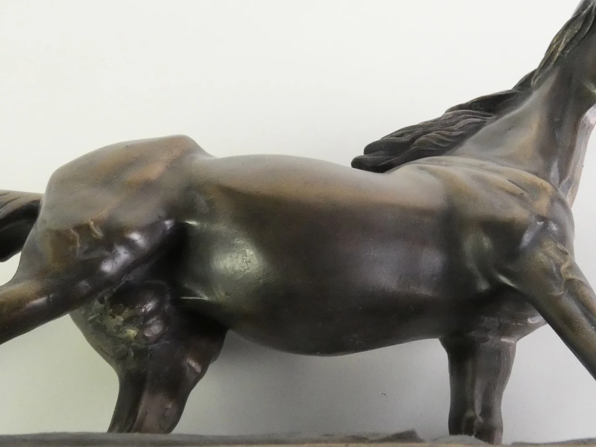 Decoratief paardenbeeld op sokkel – O. Tupton / O.T.T. – koudgegoten brons - foto 17