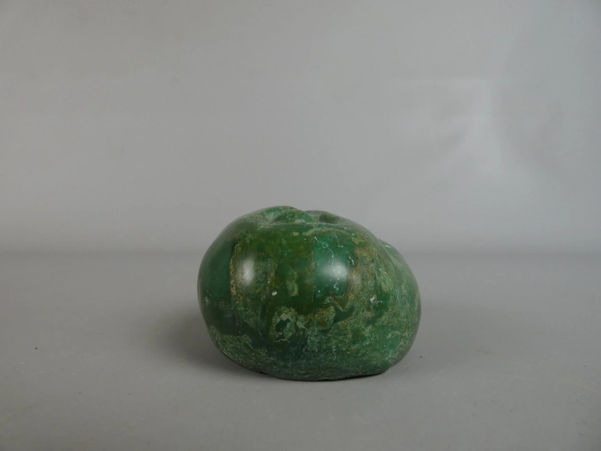 Groen stenen sculptuur met gezicht (By Axcilit) - foto 4