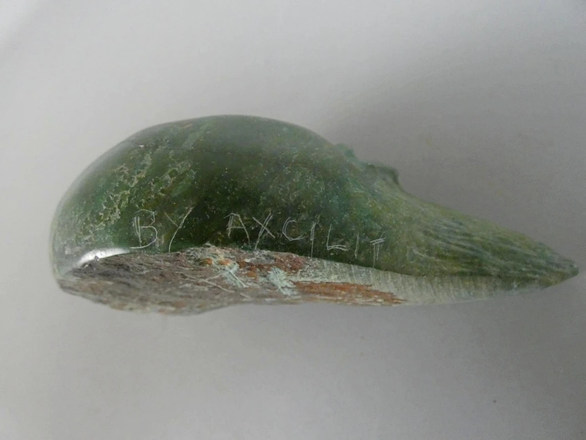 Groen stenen sculptuur met gezicht (By Axcilit) - foto 7