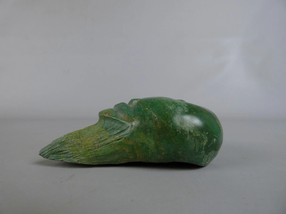 Groen stenen sculptuur met gezicht (By Axcilit) - foto 3