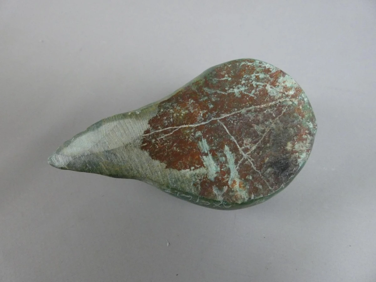 Groen stenen sculptuur met gezicht (By Axcilit) - foto 2