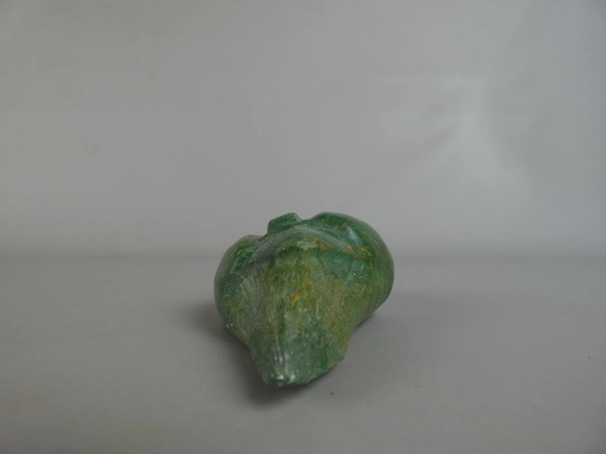 Groen stenen sculptuur met gezicht (By Axcilit) - foto 6
