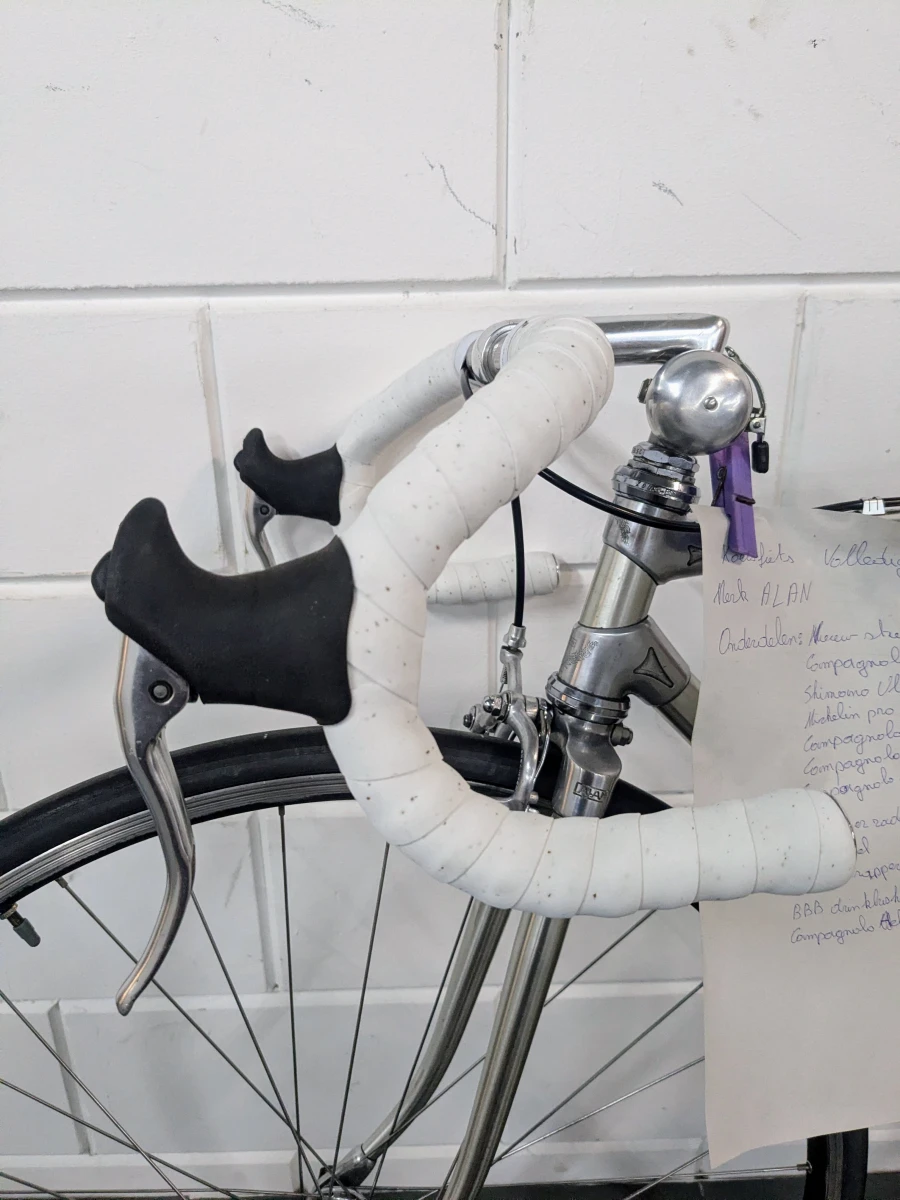 Koersfiets "ALAN" met retro onderdelen. - foto 7