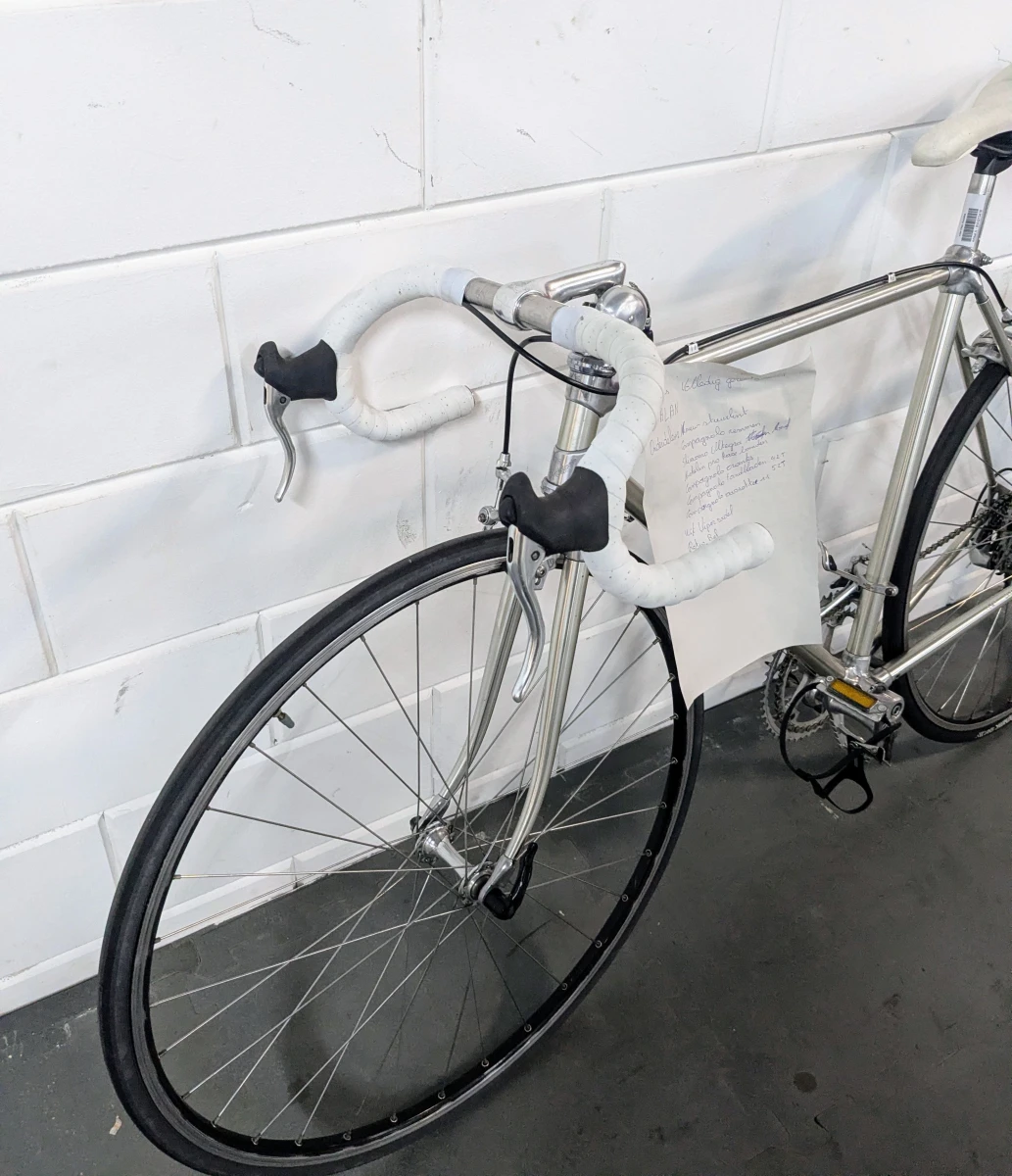 Koersfiets "ALAN" met retro onderdelen. - foto 3