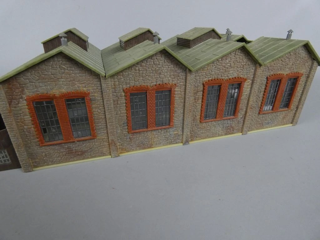 Modelbouw fabriekshal met groene daken - foto 3
