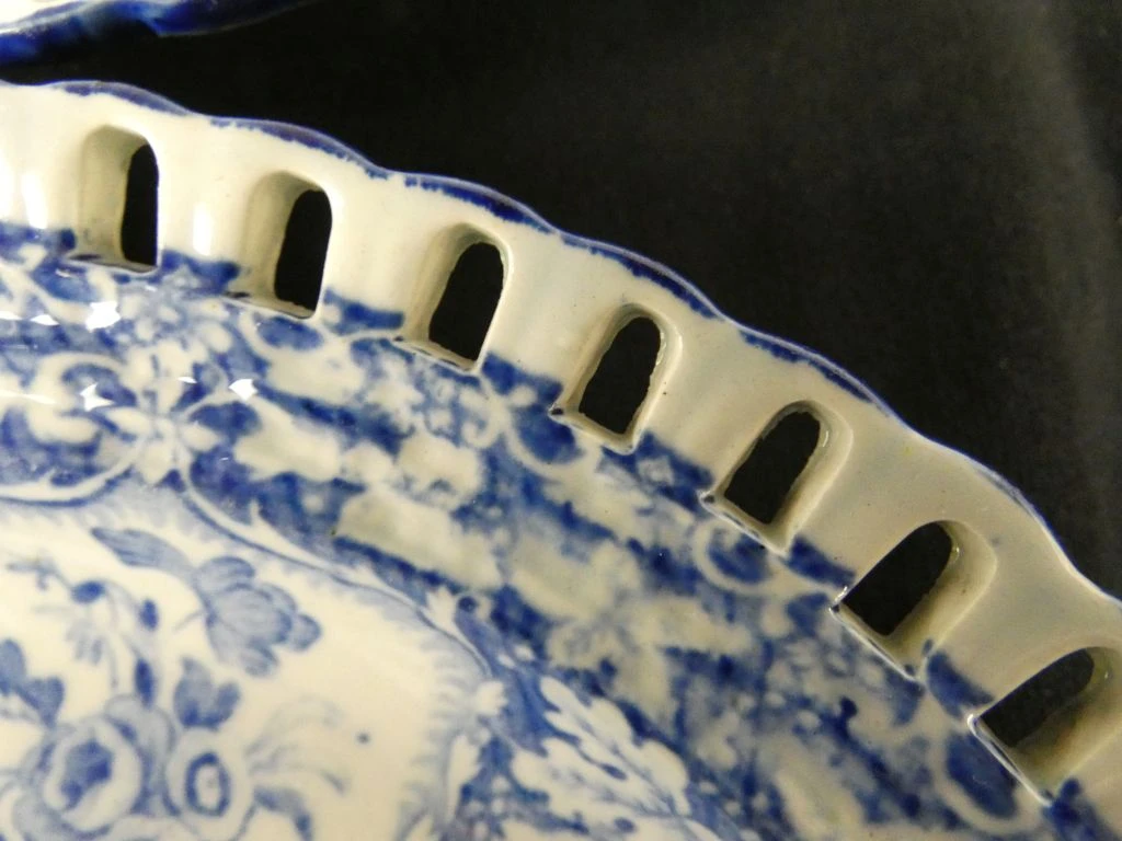 Set van 4 decoratieve blauwe en witte borden met opengewerkte rand - foto 3