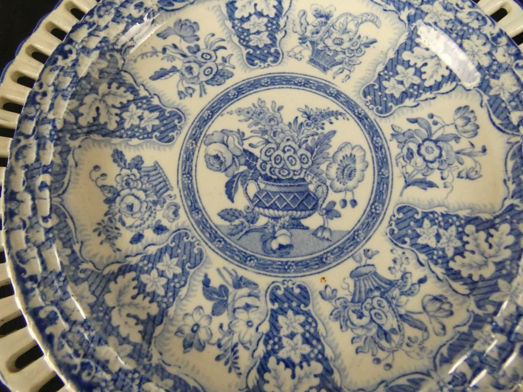Set van 4 decoratieve blauwe en witte borden met opengewerkte rand - foto 2